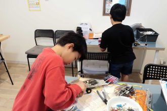 【湘南平塚／メカ基礎／１１月８日(土)】今日の授業は、立って製作するほど集中