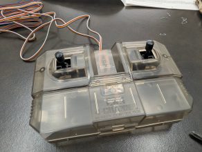配線を確認しながら組み立てる様子